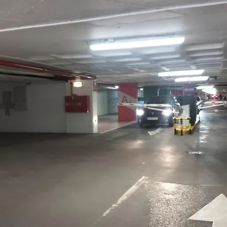 公寓 House In The Forum With Garage