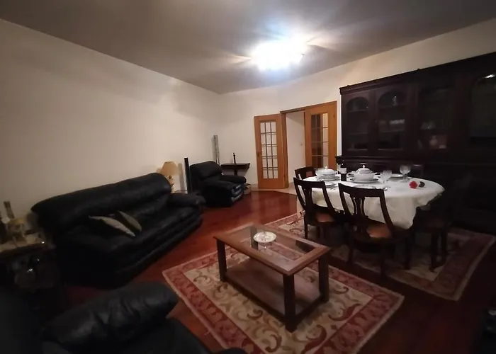 House In The Forum With Garage 阿威罗