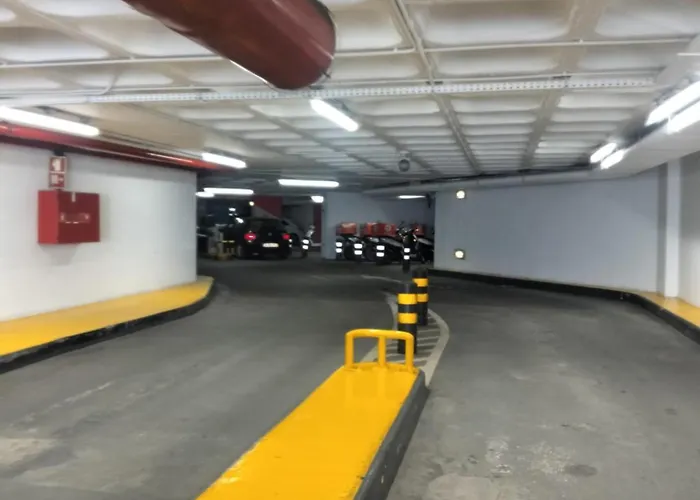 House In The Forum With Garage * 阿威罗